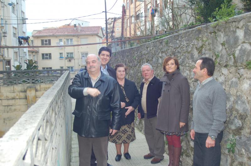 Concejales regionalistas comprueban el estado del cable suelto junto a vecinos de los inmuebles afectados
