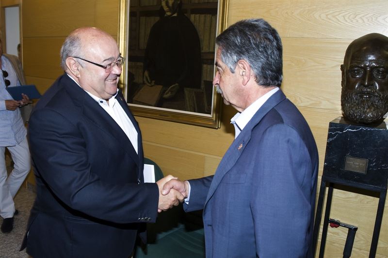 Miguel Ángel Revilla recibe al rector de la Universidad de Cantabria, José Carlos Gómez Sal