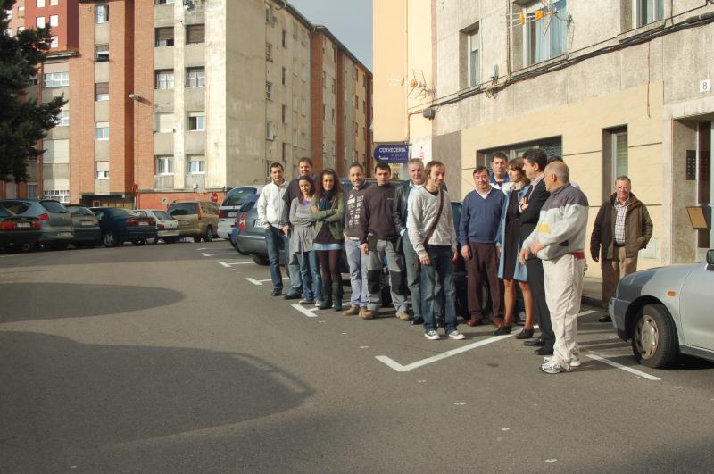 Sierra acompa?ado de la coordinadora de distrito, Amparo Coterillo y vecinos de la zona