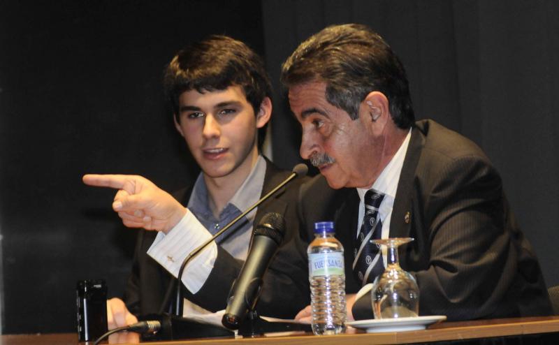 El Presidente de Cantabria durante su conferencia en el Colegio Mayor Chaminade
