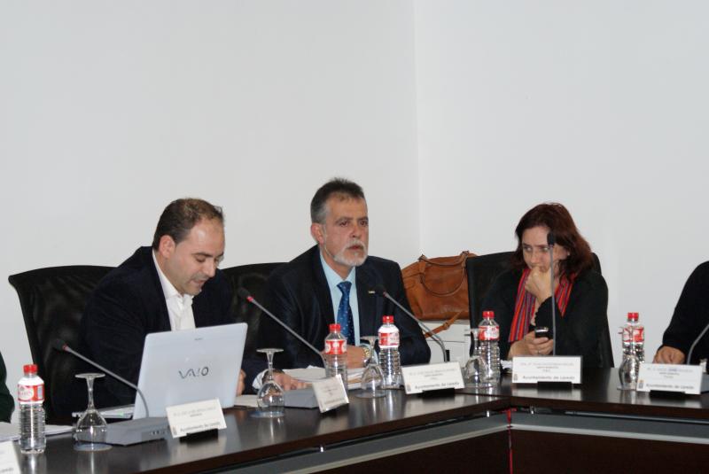 De izquierda a derecha, Pedro Diego, Jos? Miguel Bringas y Pilar Santisteban durante la celebraci?n de un Pleno.