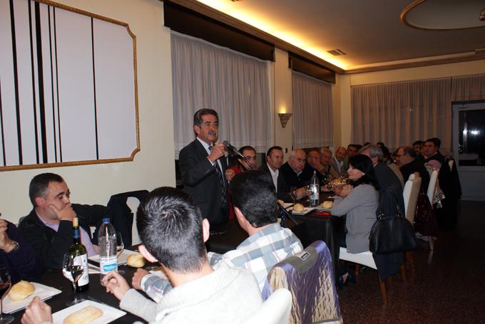 Revilla en un momento de su intervenci?n anoche ante los cargos municipales del PRC