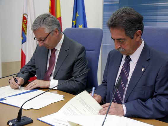 El presidente de Cantabria y el ministro de Fomento estampan su firma en el Protocolo del AVE