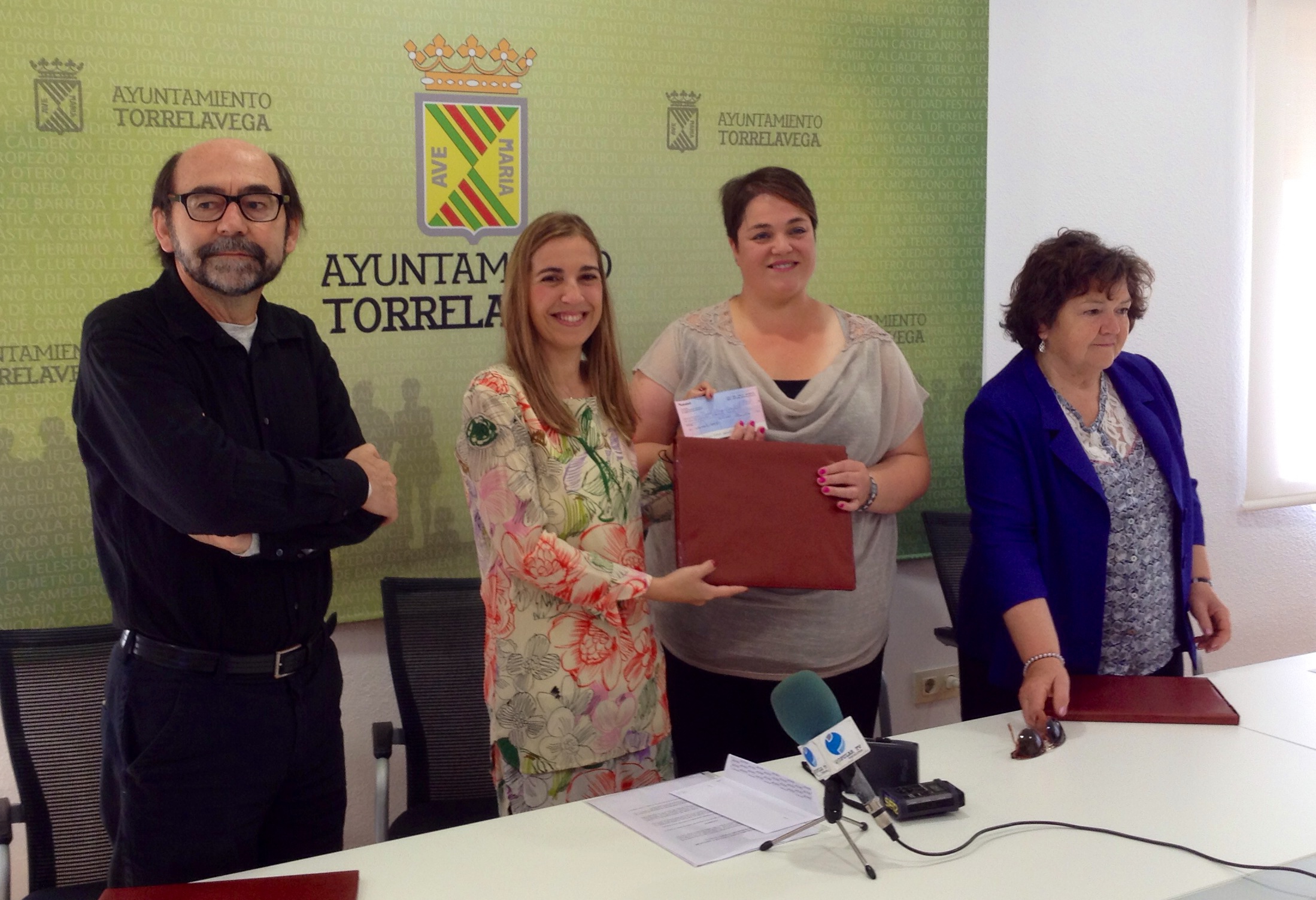Juncal Herreros entrega el premio a Pilar Vega
