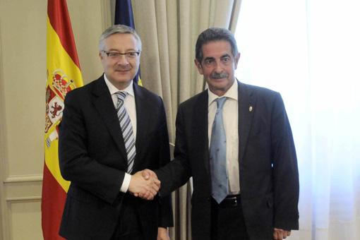Revilla y Blanco se saludan al inicio de la reuni?n
