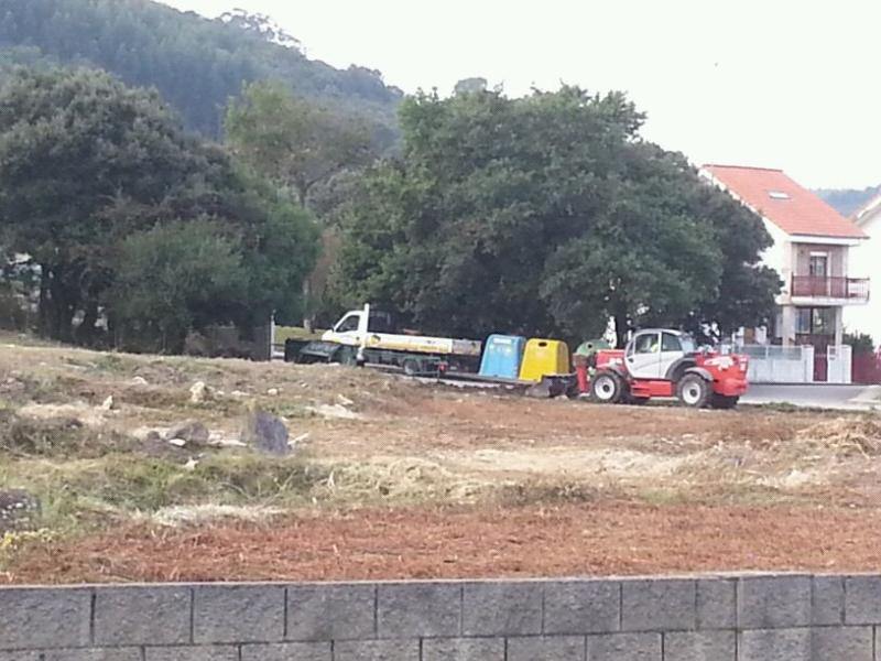 Equipamiento adscrito al servicio de limpieza municipal de Noja en la finca propiedad de la mujer del alcalde