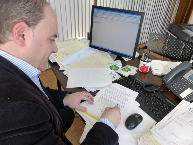 Pedro Diego firmando la moción "para defender" el Hospital de Laredo