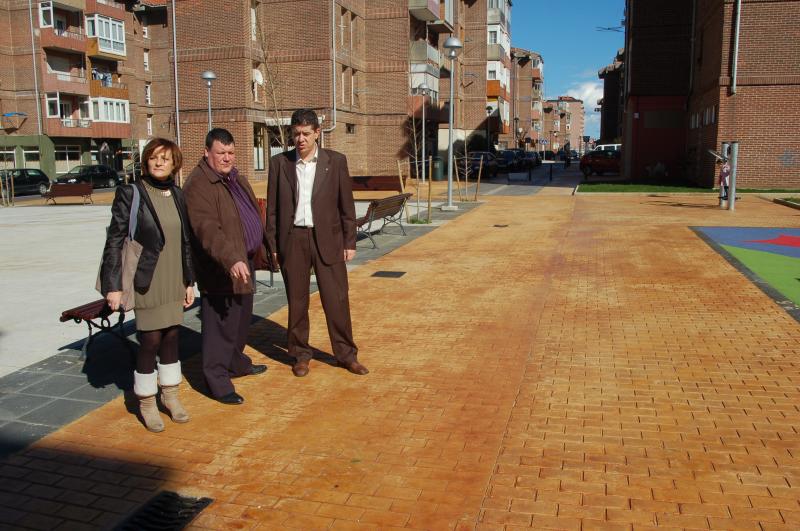 Concepci?n Solanas, Francisco Sierra y Benito Dominguez, responsable zona PRC, comprobando las deficiencias suelo en Nuestra Se?ora de Bel?n