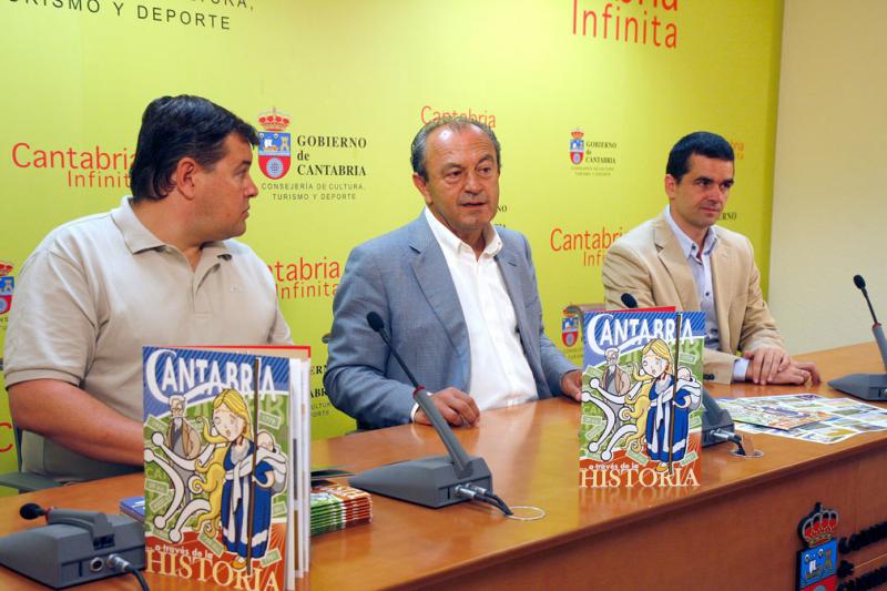 L?pez Marcano, durante la rueda de prensa, junto a los ?lbumes de cromos de la Historia de Cantabria