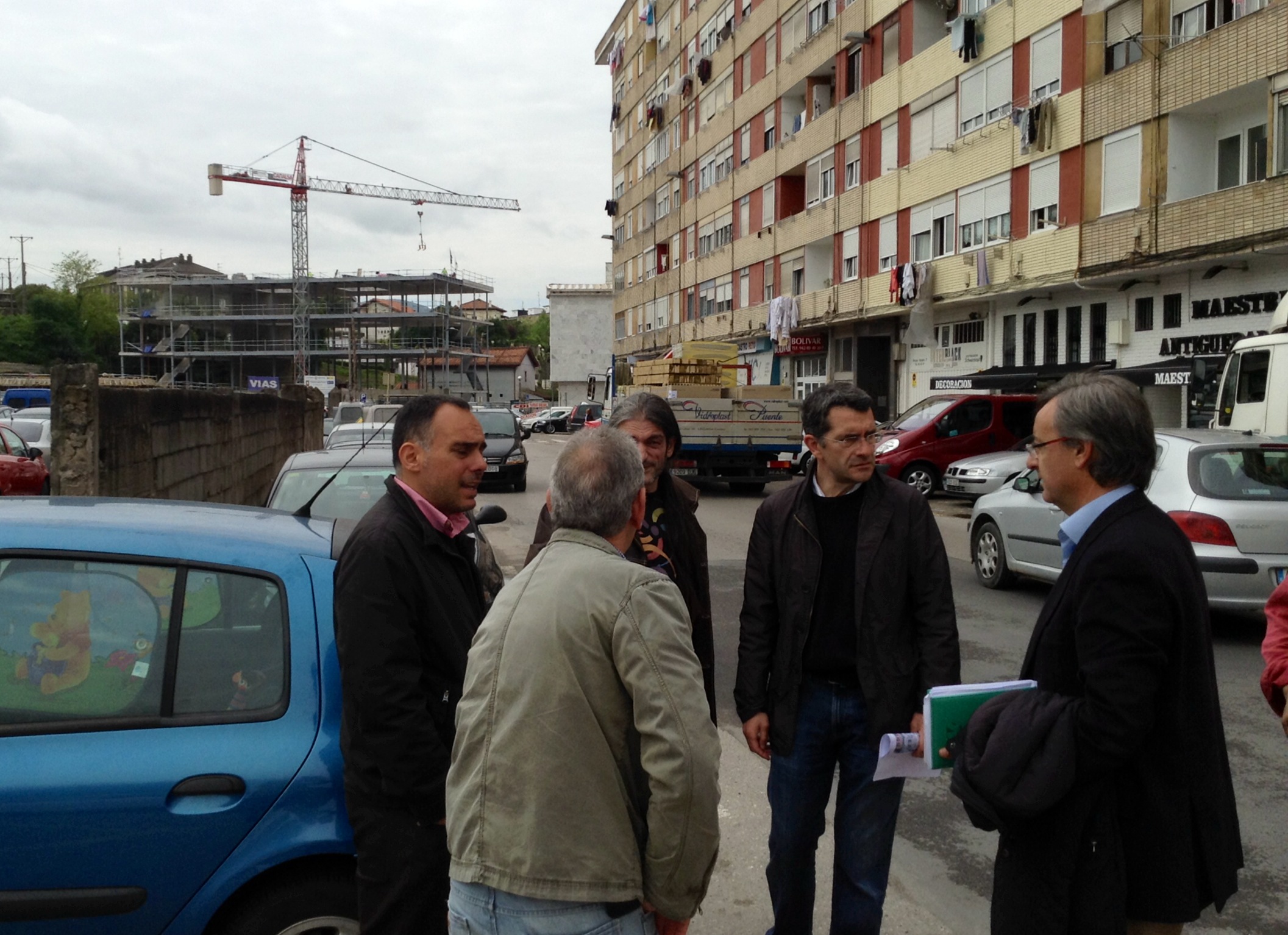 Visita a la calle Pintor Varela junto a representantes de la AAVV de la Inmobiliaria