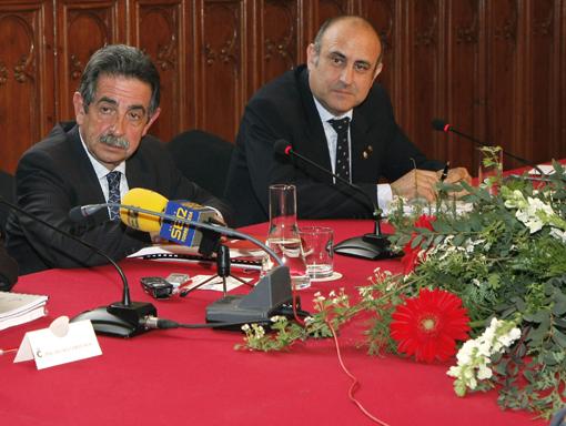 El Presidente en su comparecencia ante los medios de comunicaci?n, junto al director general de la Fundaci?n, Ignacio Gavira.
