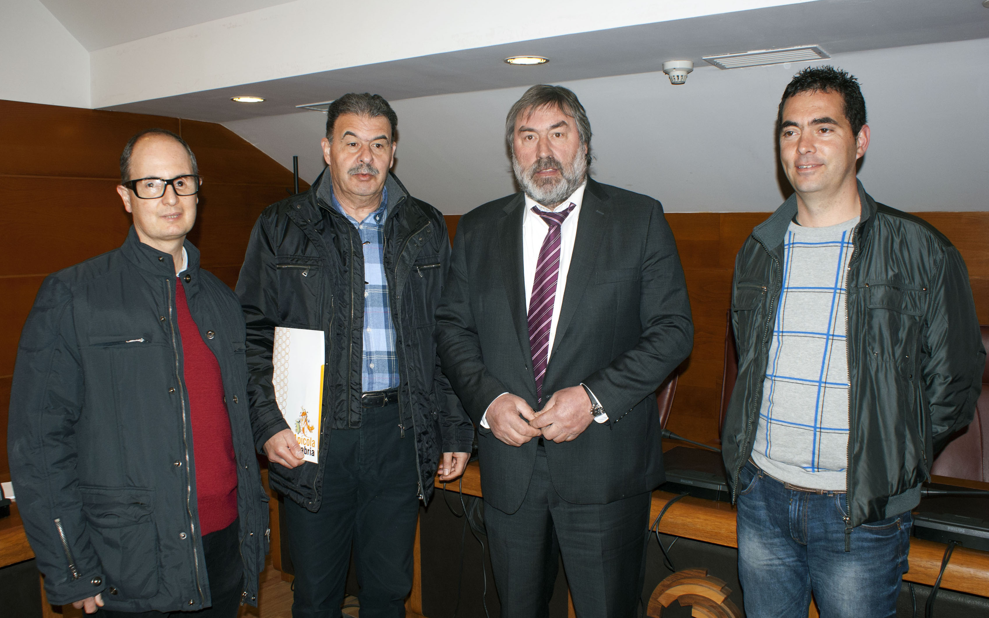 Fernando Fernández junto a los representantes de la Federación de Asociaciones de Apicultores de Cantabria
