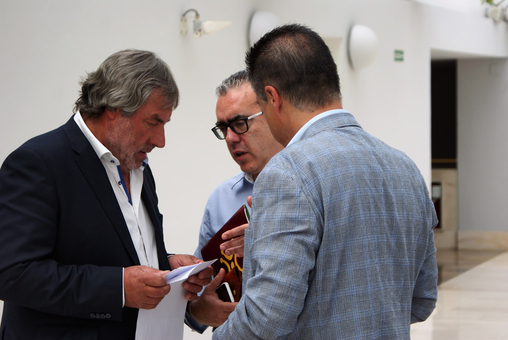 Fernando Fernández, a la izquierda, conversa con Pedro Hernando y Francisco Ortiz antes de la constitución de la Comisión.