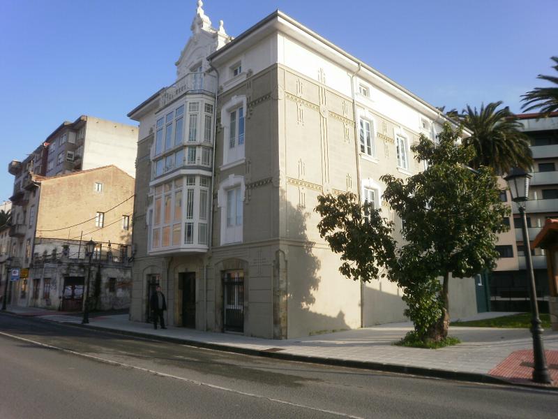 El concejal del PRC, Antonio P?rez, a la entrada de la Casa de la Juventud