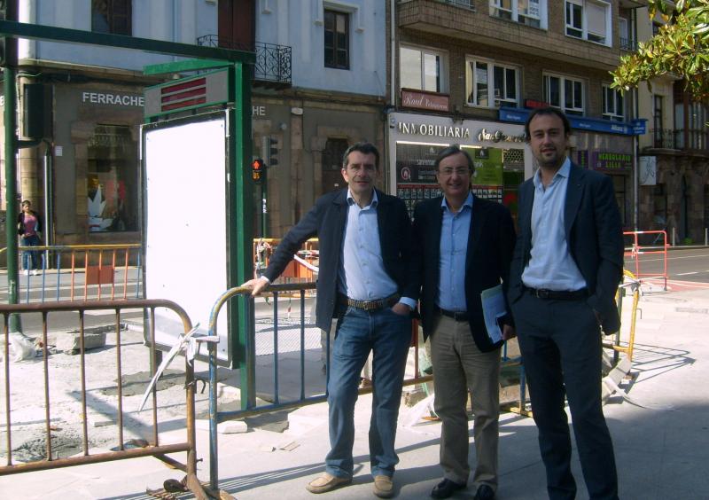 Pedro G. Carmona, Pedro P. Noriega y Javier L. Estrada junto a la marquesina del Boulevard