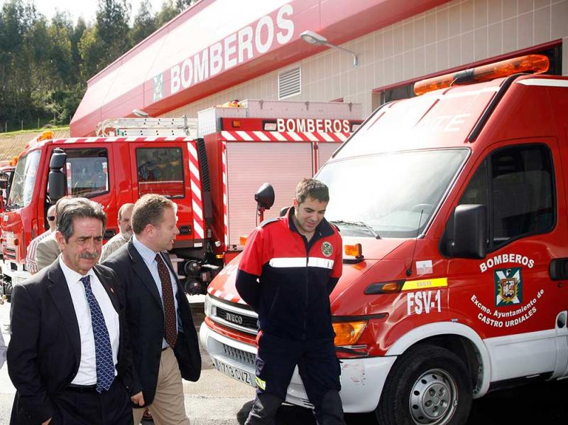  Revilla, junto al consejero de Presidencia y Justicia, Vicente Mediavilla, durante la visita realizada hoy al Parque de Emergencias de Castro Urdiales 