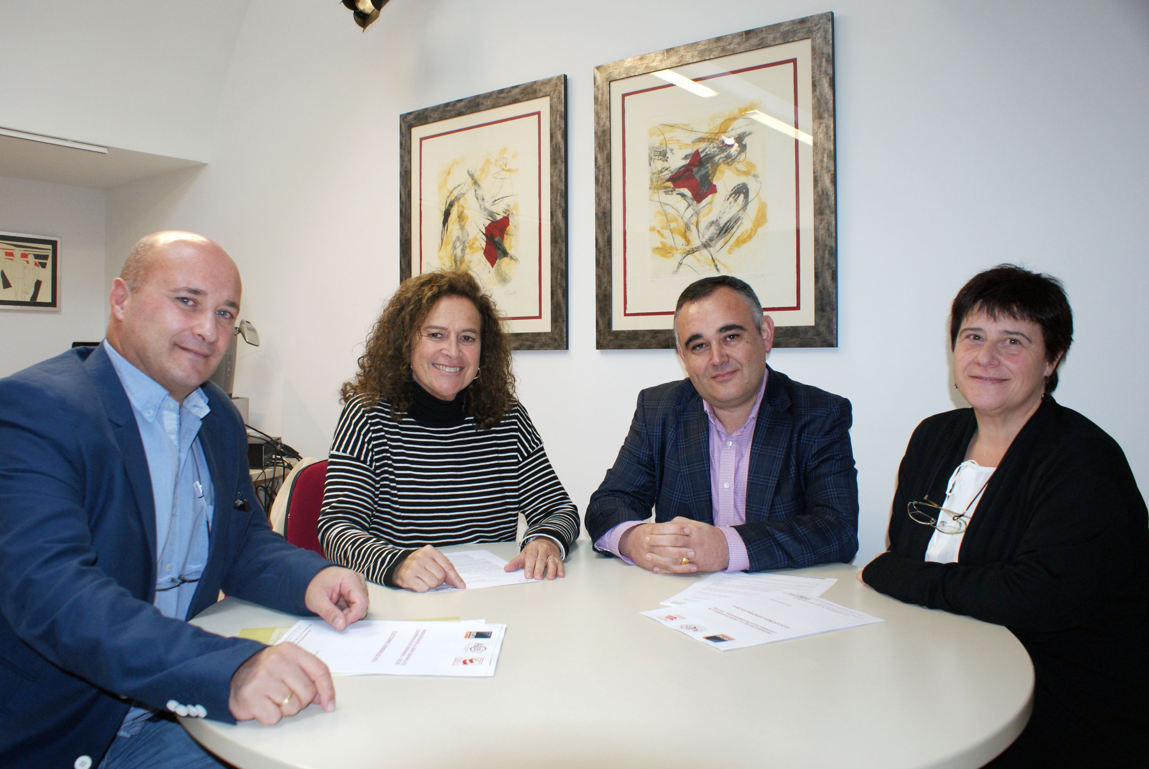 María Teresa Noceda y José Miguel Fernández Viadero junto a los representantes del Consejo Rector de ACES Cantabria.
