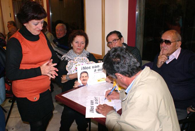 Revilla ha dedicado folletos del PRC a los presentes