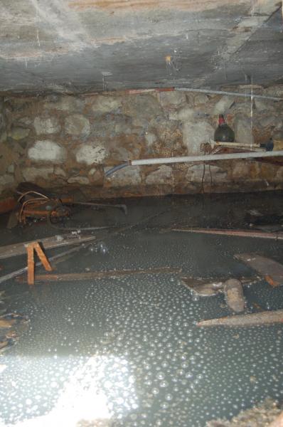 Bajo lleno de aguas fecales y suciedad en n?mero 55 B de Tetu?n