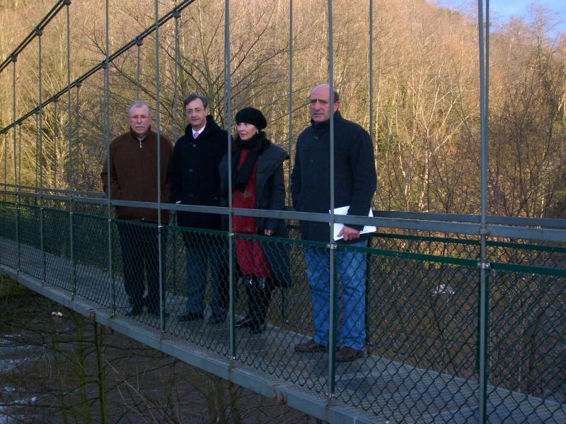 G. Carmona, Ruiz Hoyos, Ter?n y Pozueta durante la visita al puente del Barrio Covadonga
