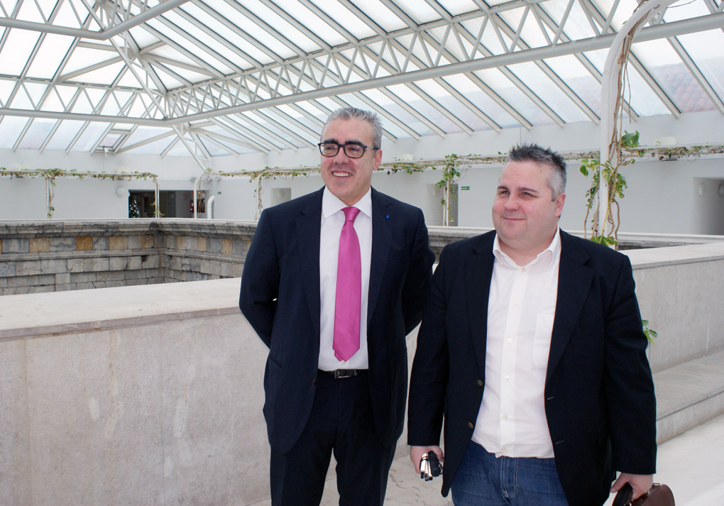 Pedro Hernando, a la izquierda, junto al diputado de Podemos Alberto Bolado.