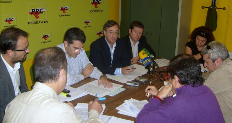 Rueda de prensa de Pedro G. Carmona acompa?ado de los concejales del grupo regionalista