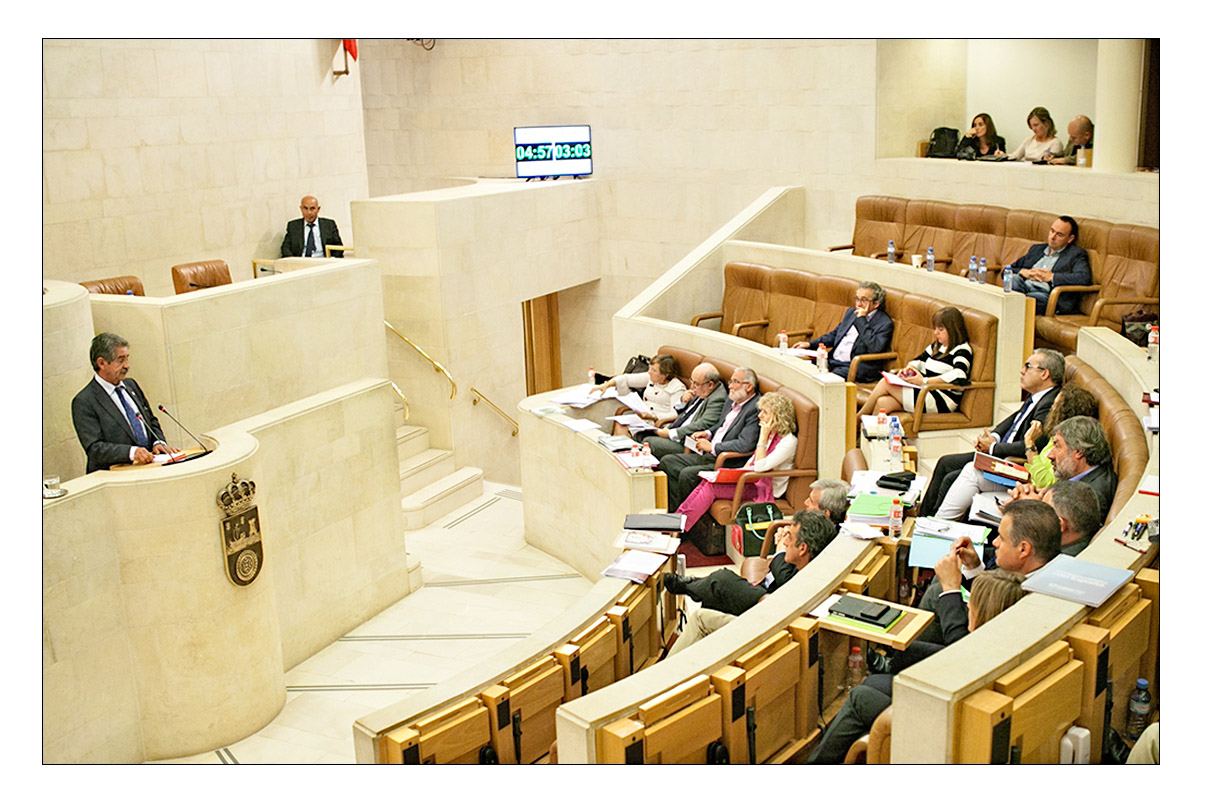 El presidente de Cantabria, Miguel Ángel Revilla, en el pleno de hoy.