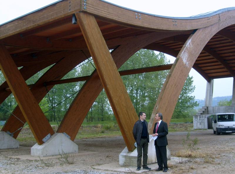 Pedro G. Carmona y Pedro P. Noriega en una visita a la cubierta de la pista de tenis de La Lechera
