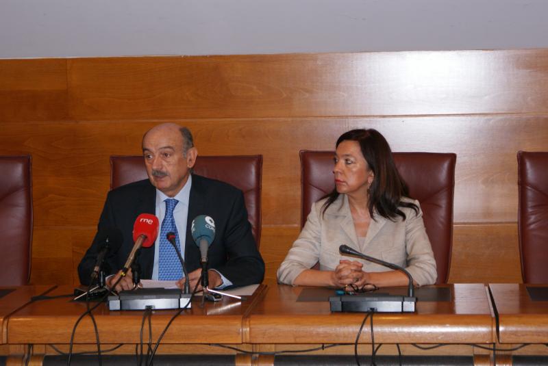 Los diputados regionalistas, Jos? M? Maz?n y Matilde Ruiz, en rueda de prensa