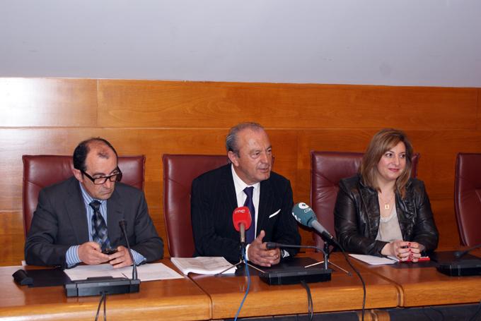 L?pez Marcano, en el centro, flanqueado por Rafael P?rez Tezanos y Rosa Valdes, representantes del PRC en la Comisi?n de Investigaci?n de Cantur