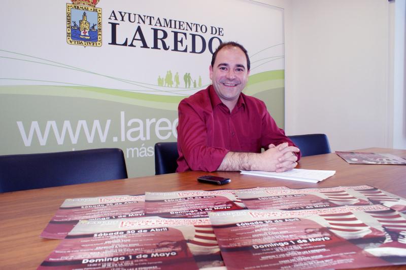 Pedro Diego Hoyo, candidato del PRC a la Alcald?a de Laredo durante la presentaci?n del III Festival de Artistas de Calle