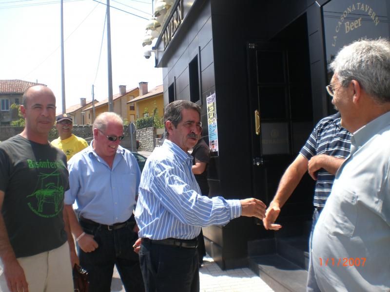 Revilla saludando a miembros del comit? local