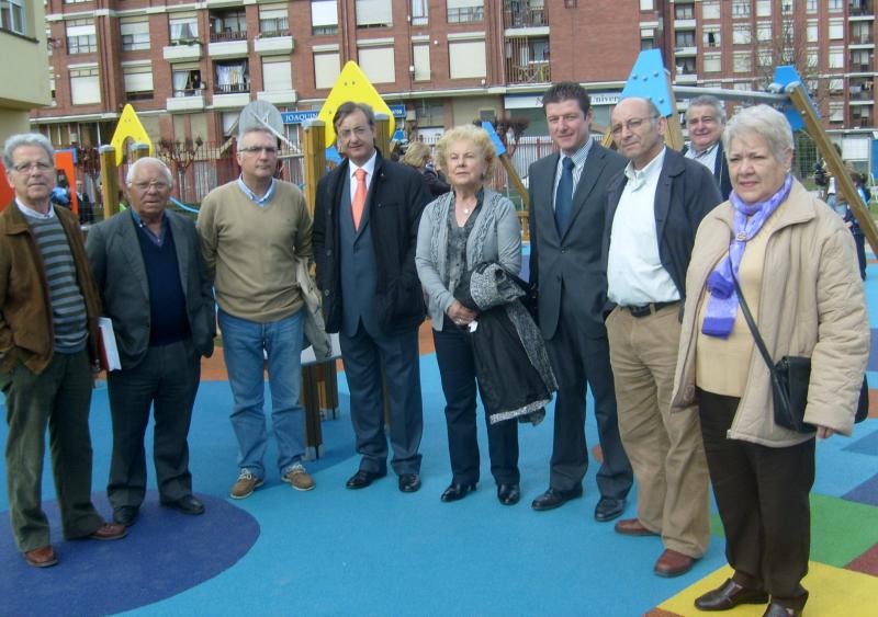 Garc?a Carmona acompa?ado de concejales regionalistas, de representantes de la AAVV de la Inmobiliaria y del director del colegio Jos? Mar?a Pereda en la inauguraci?n del parque infantil y la bolera