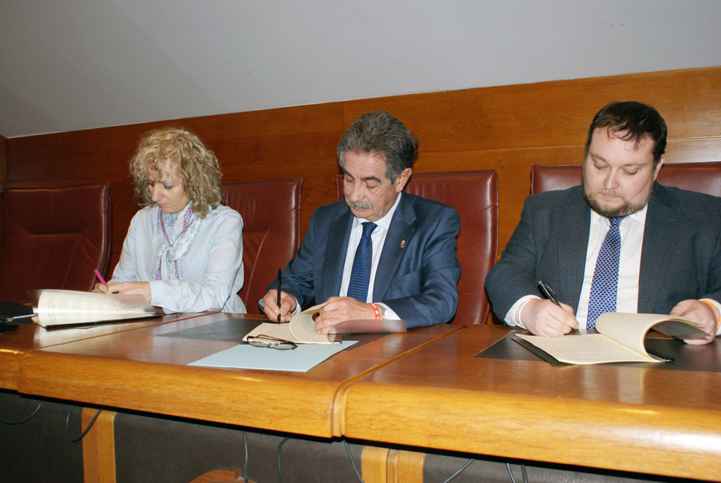 En el centro, el secretario general del PRC, Miguel Ángel Revilla.