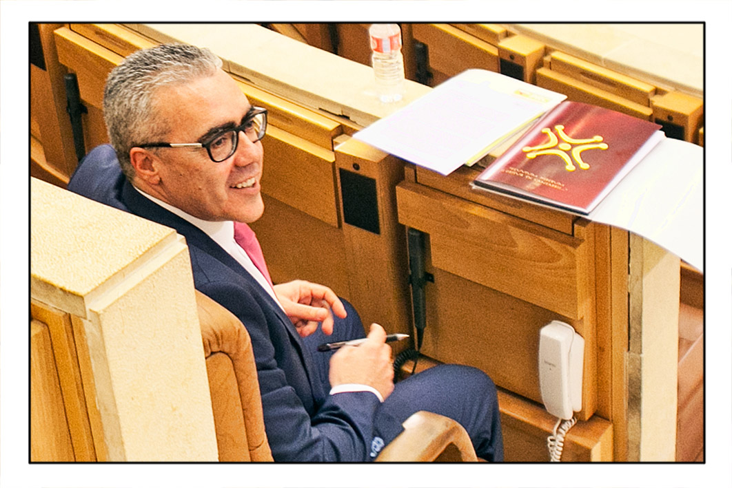 Pedro Hernando en su escaño en el Parlamento de Cantabria.