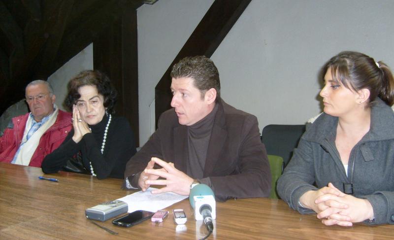Jes?s S?nchez en rueda de prensa junto a Esther Garc?a y vecinos de La Turbera