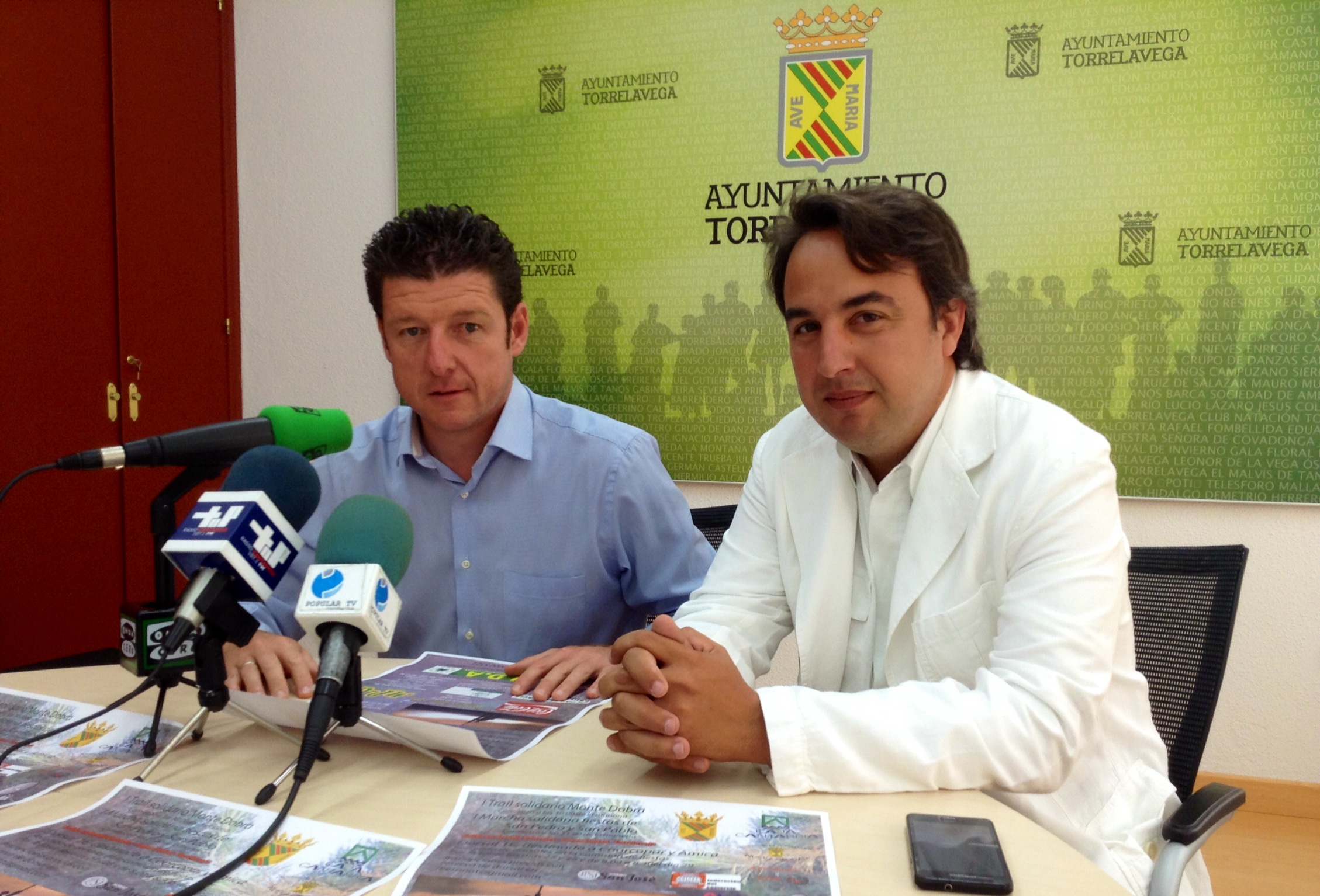 S?nchez y ?ngel Sainz en la presentaci?n del Trail Solidario Monte Dobra