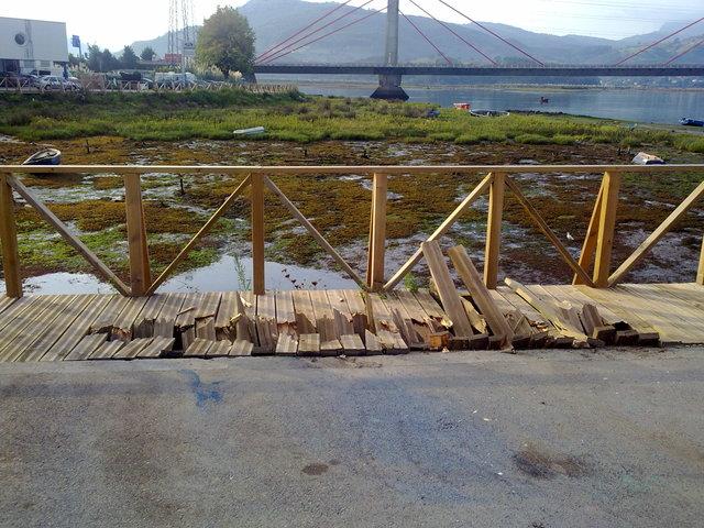 Destrozos en Pasarela Marisma Sur 1