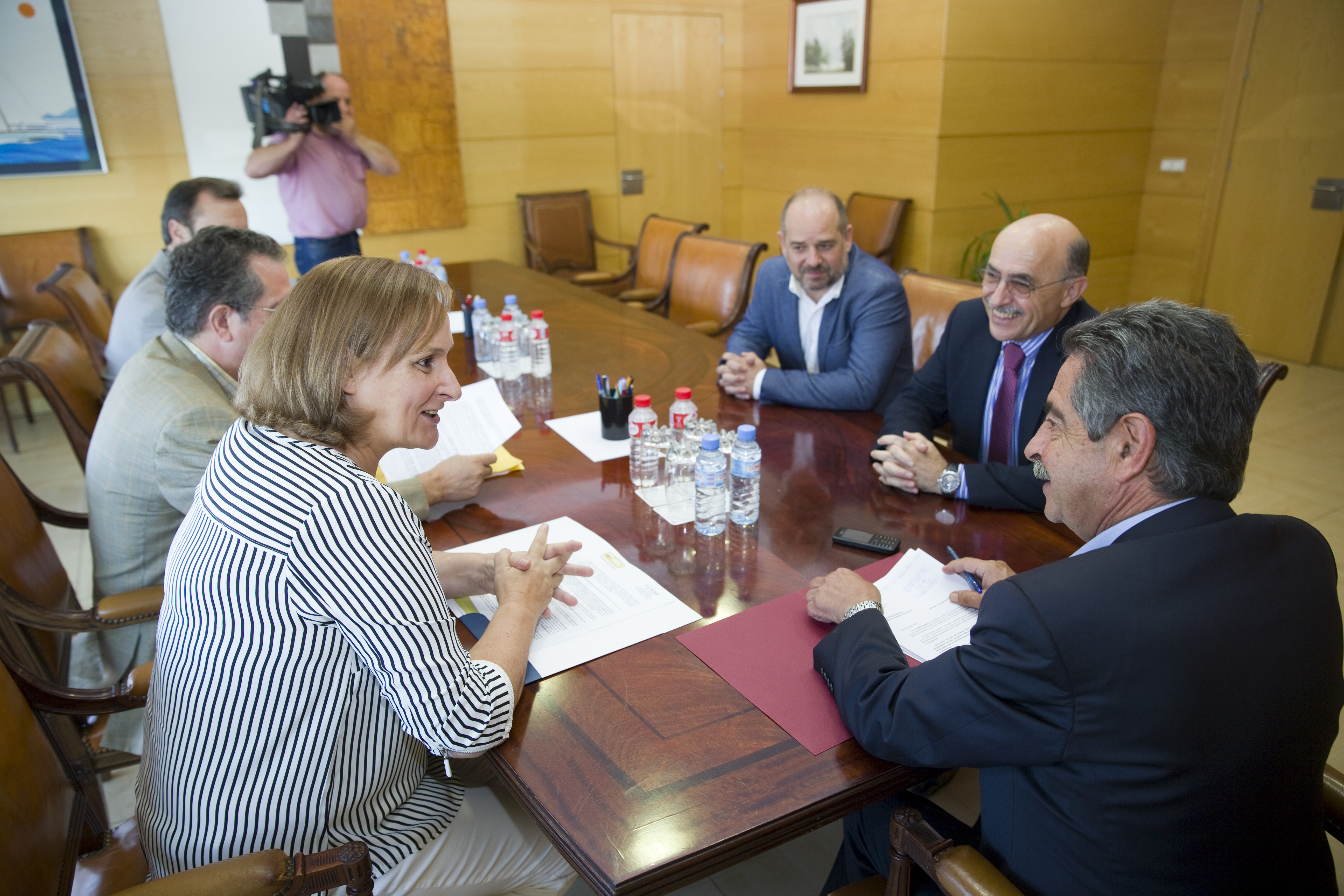 El presidente, Miguel Ángel Revilla, durante la reunión con los representantes del CERMI. (Foto: Nacho Romero)