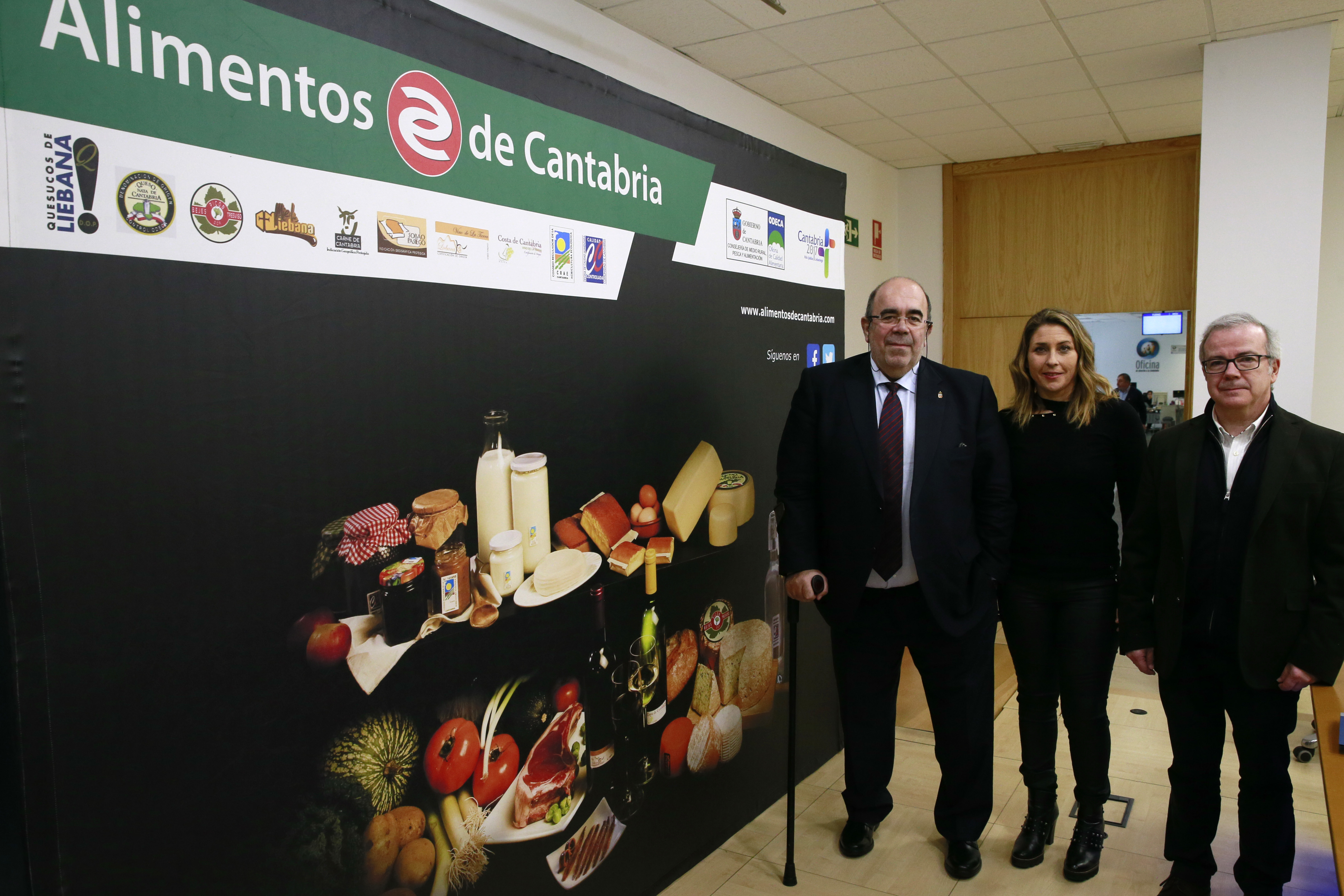 El consejero de Medio Rural, Jesús Oria, junto a la directora de Pesca y Alimentación y el director del Odeca. (Foto: Nacho Romero)