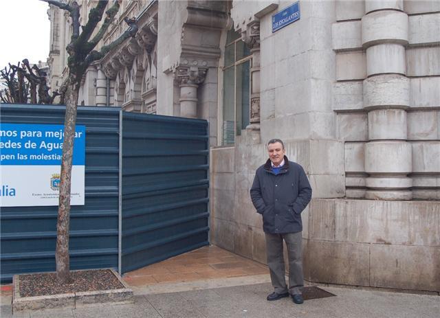 Antonio Perez, denuncia la falta de accesibilidad a la plaza del Mercado de la Esperanza