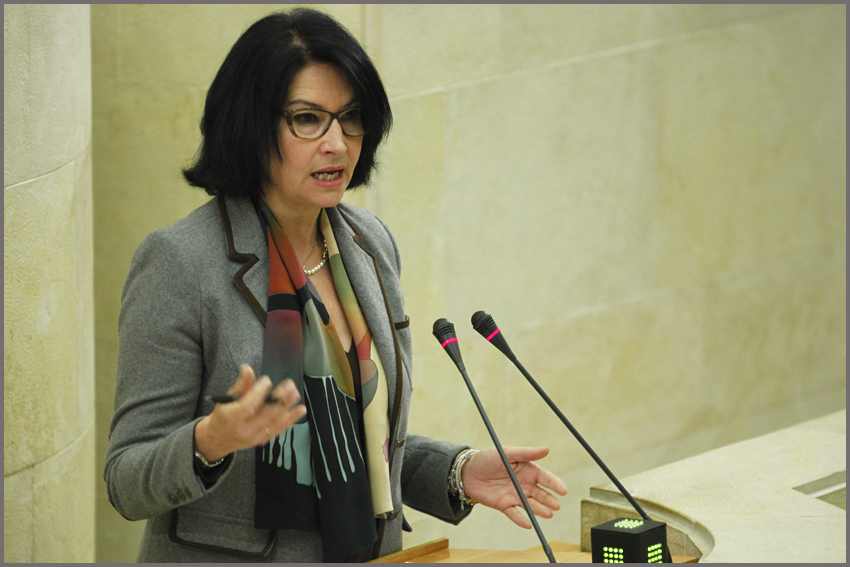 Eva Bartolomé durante una intervención en el Parlamento de Cantabria