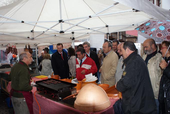 Revilla, Marcano y otros candidatos del PRC han visitado el mercado de Cabez?n