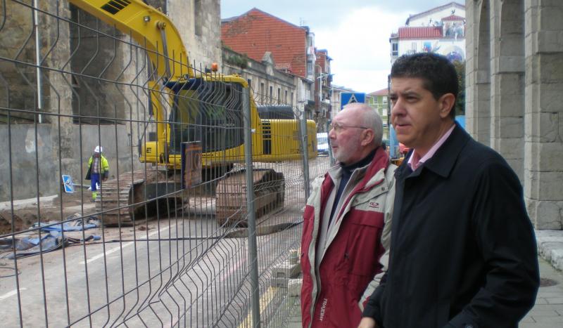 Francisco Sierra, portavoz PRC y Jos? M? Belso, coordinador distrito PRC zona, comprobando estado obras calles Alta