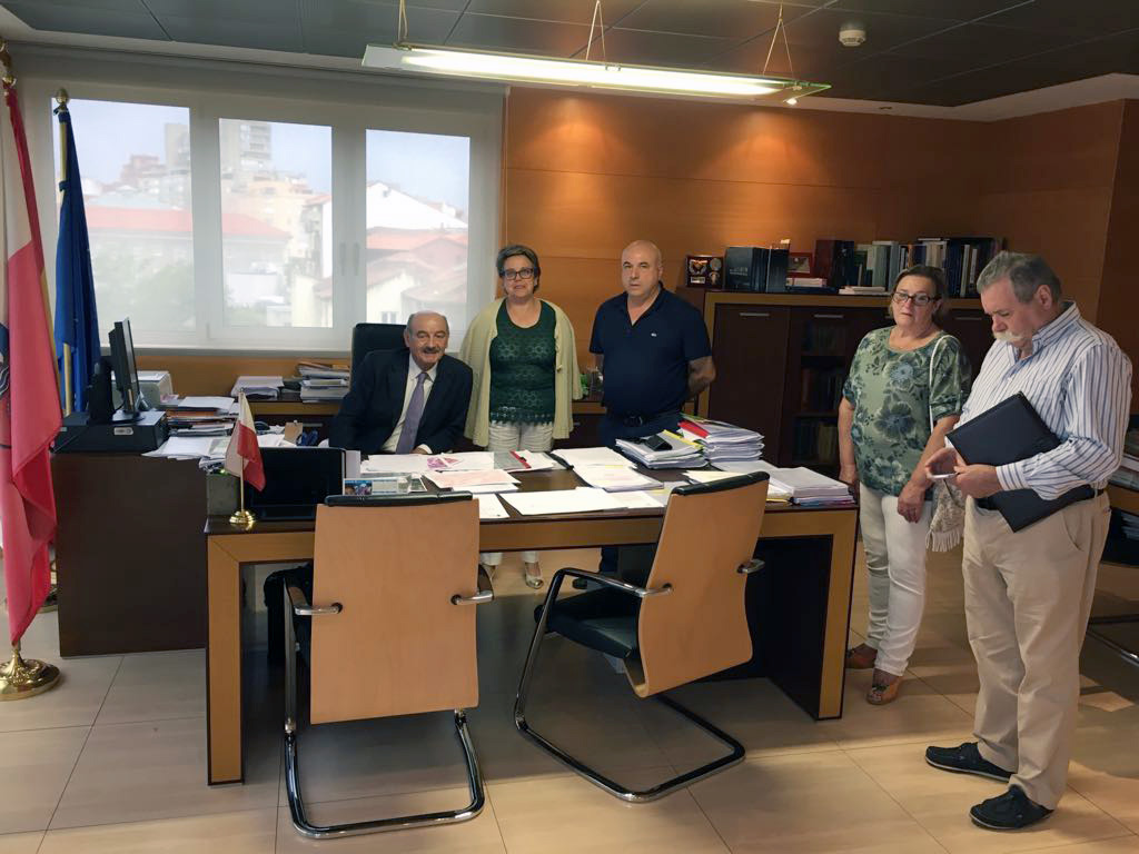 Los representantes del PRC en Santiurde de Toranzo junto al consejero de Obras Públicas Vivienda, José María Mazón.