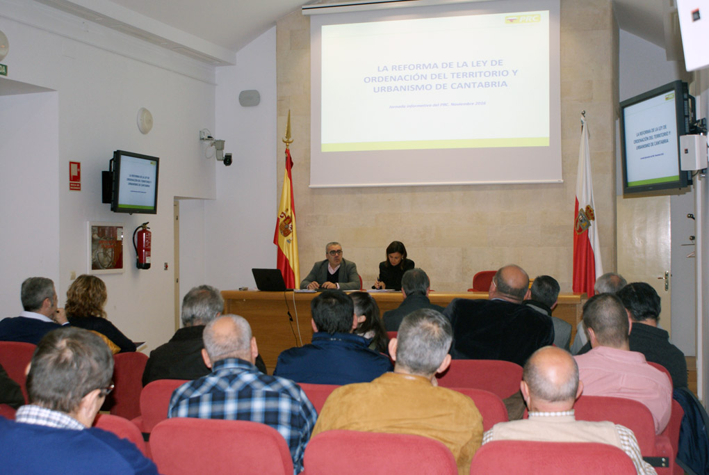 Los representantes del PRC durante la reunión de trabajo en el Parlamento.
