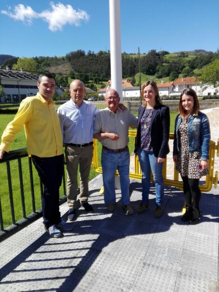 Los representantes regionalistas, junto a un vecino, durante la visita que realizaron para comprobar la construcción de las aceras.