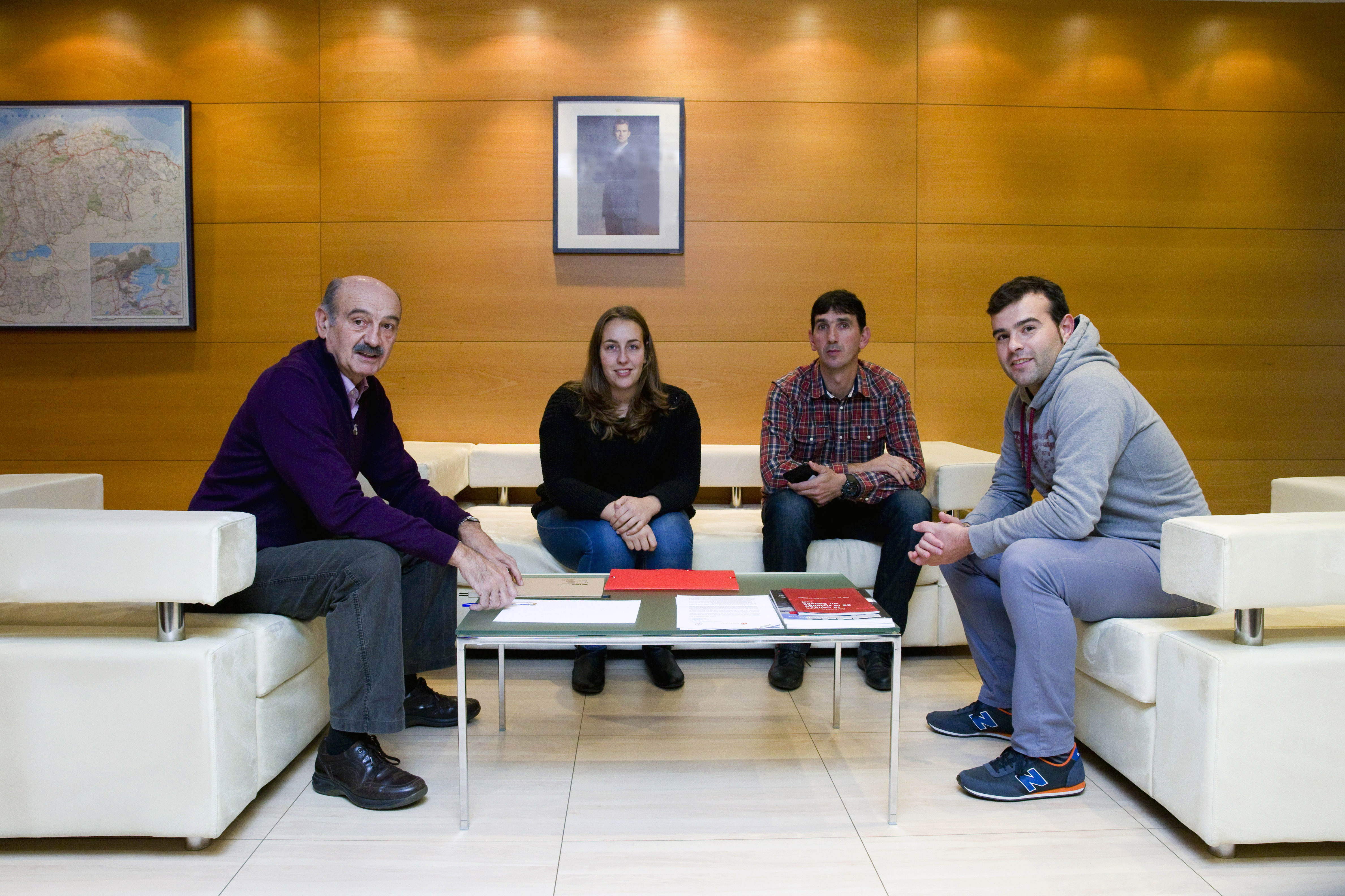 Los representantes del PRC durante la reunión con el consejero de Obras Públicas y Vivienda, José María Mazón.