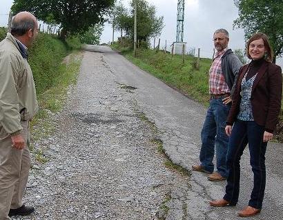 Los concejales del PRC examinan el mal estado del camino antes de su reparaci?n