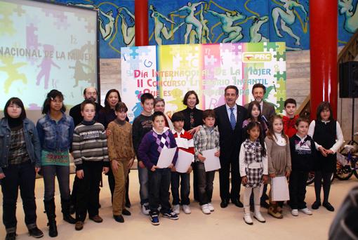 Miguel ?ngel Revilla, la homenajeada Yolanda Soler y los miembros del jurado, con los ni?os premiados en el concurso convocado por el PRC